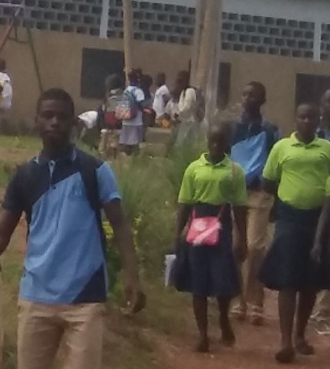 Enfants réunis en récréation au sein de la communauté scolaire