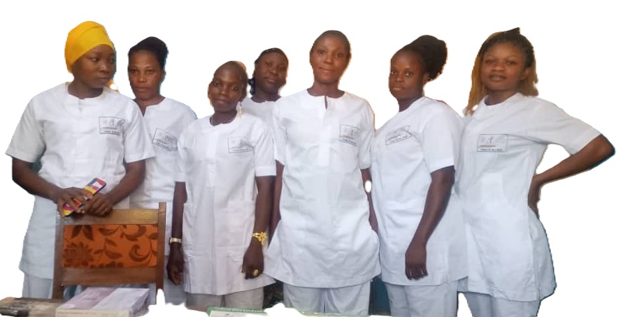 Apprentis et formateur autour d’un moteur dans l’atelier du centre de formation professionnelle